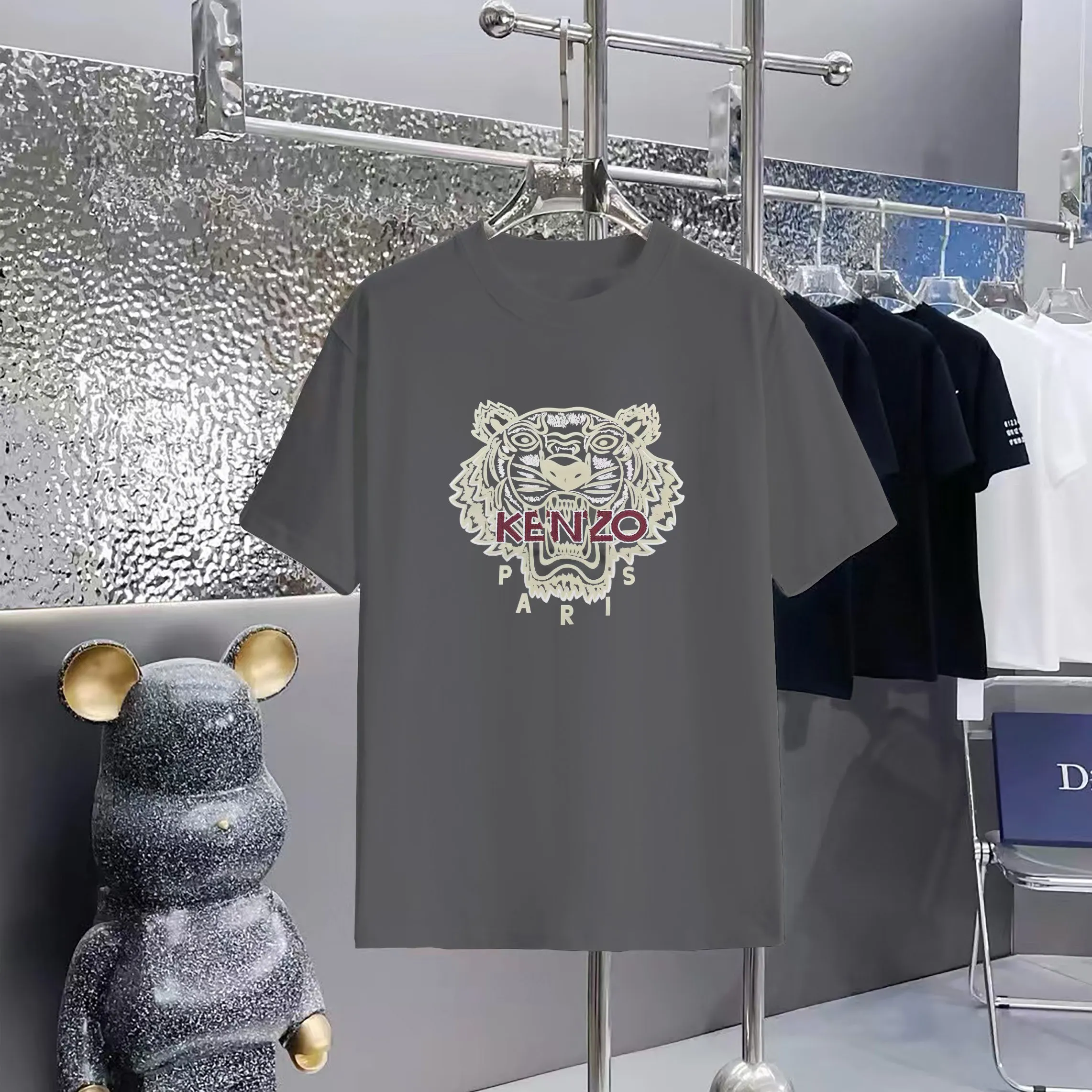 KENZO Printed round neck short-sleeved T-shirt 1:1 paired fabric 300g terry high weight 100% pure cotton Pre-shrunk 1×1 double yarn will not deform for a lifetime Men's and women's Same Style Official website details Alphabet logo printing Complete three labels Moisture-proof paper Distinguishes market currency Feel free to compare OXS version Can wear up to 200 pounds without pressure Comfortable and stylish upper body Colors: Black, White, Apricot, Red, Smoke Gray Size：XS-L